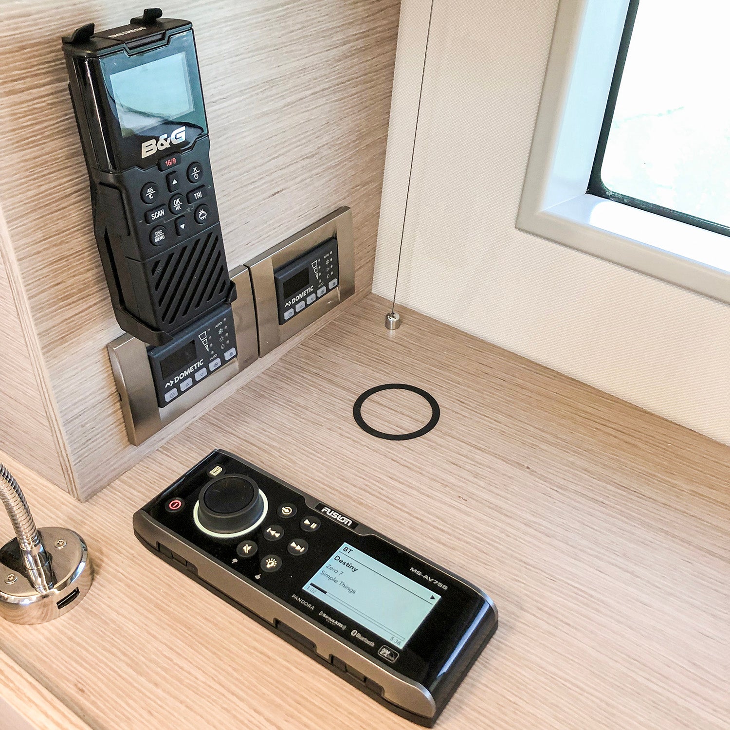 Scanstrut Ladegerät Hidden SC-CW-01F verdeckter Einbau für kabelloses Laden von Smartphones 10-30V Eingang 2A Ausgang 10W wasserdicht nach IPX6