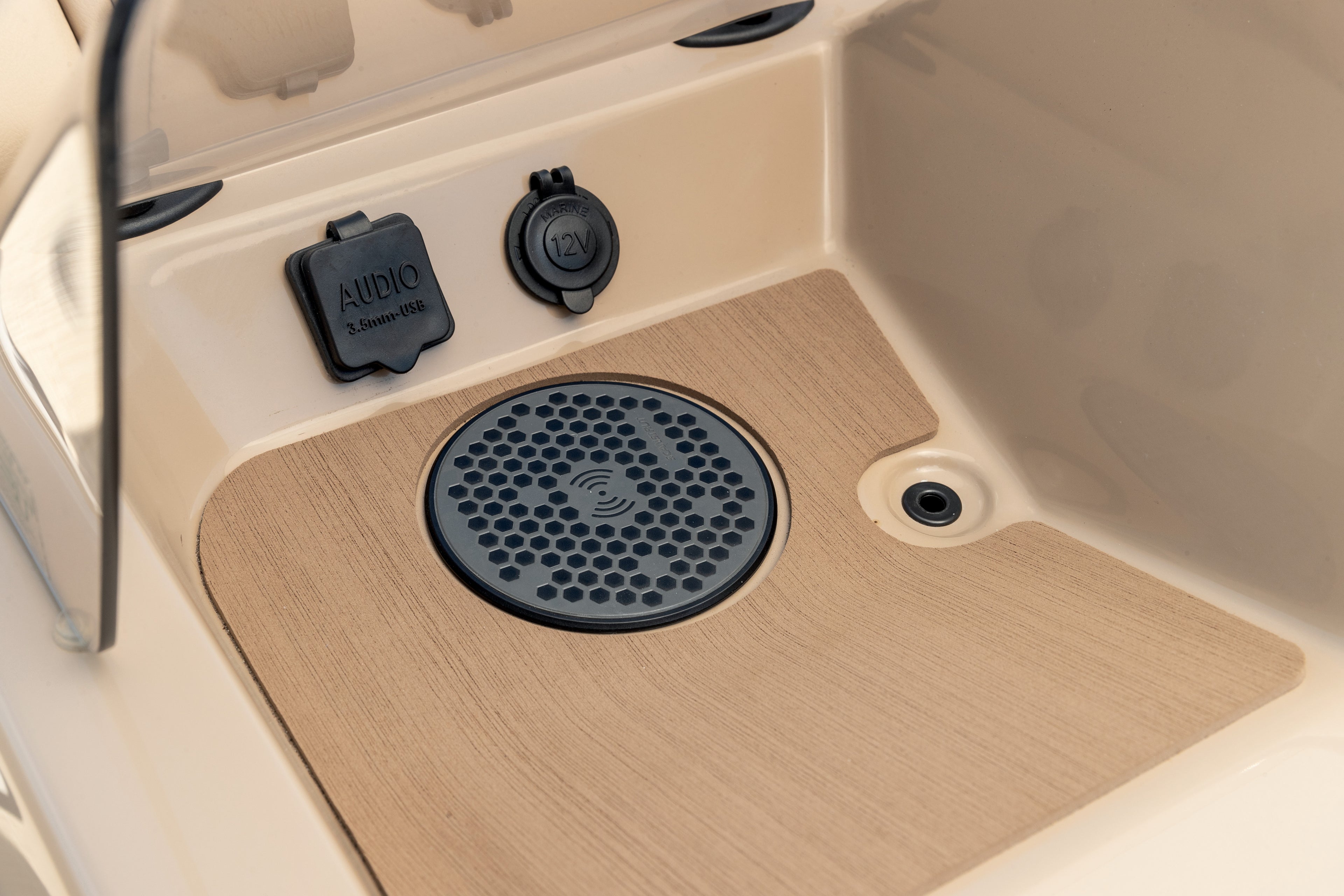 Scanstrut Ladegerät Surface SC-CW-02F Aufbauversion für kabelloses Laden von Smartphones 10-30V Eingang 2A Ausgang 10W wasserdicht nach IPX6 zum Einbau