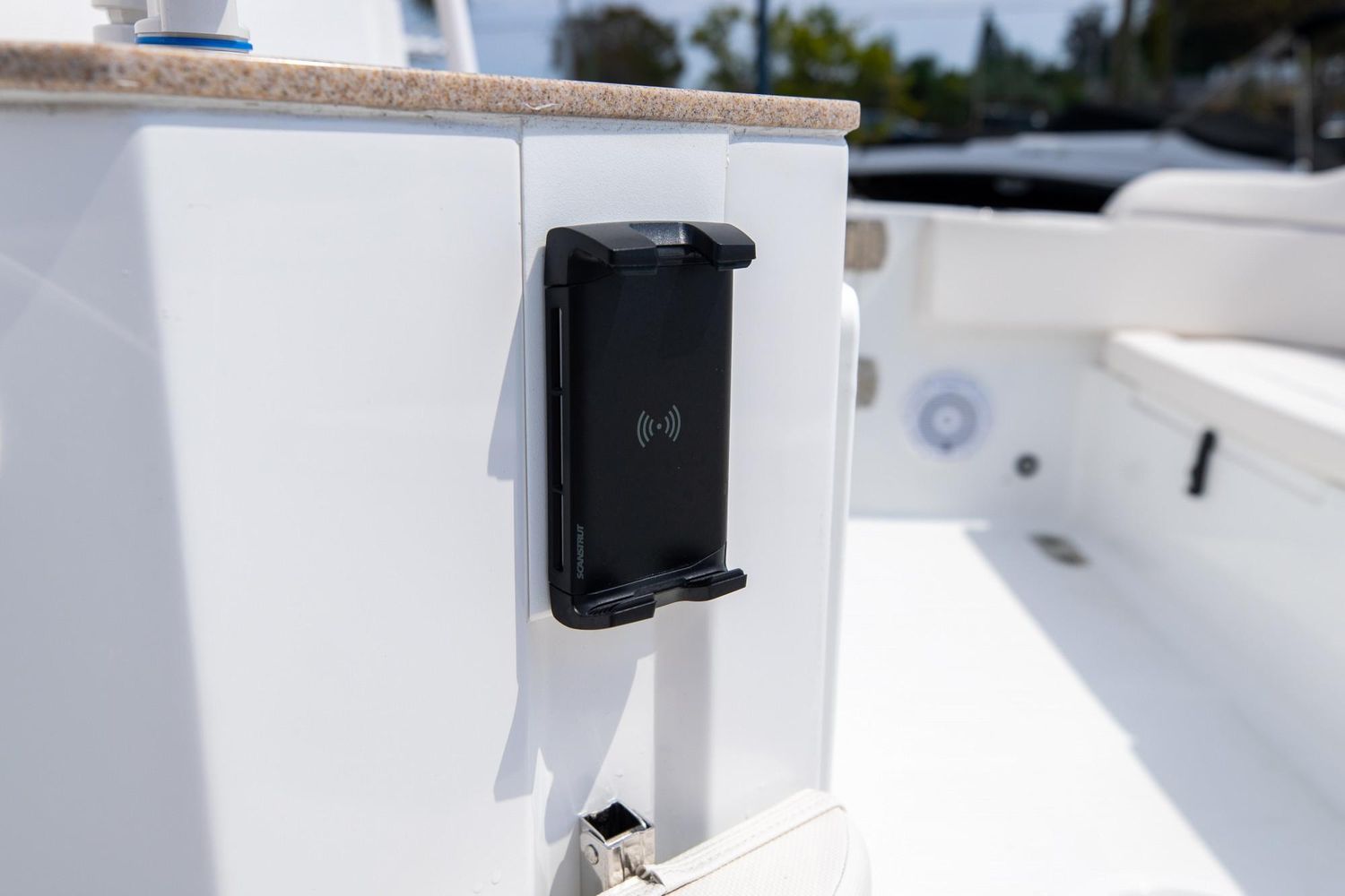 Scanstrut ROKK Ladegerät Aktiv SC-CW-04F mit Aufbauhalterung für kabelloses Laden von Smartphones 12/24V 10W Ausgang max 2A wasserdicht nach IPX6