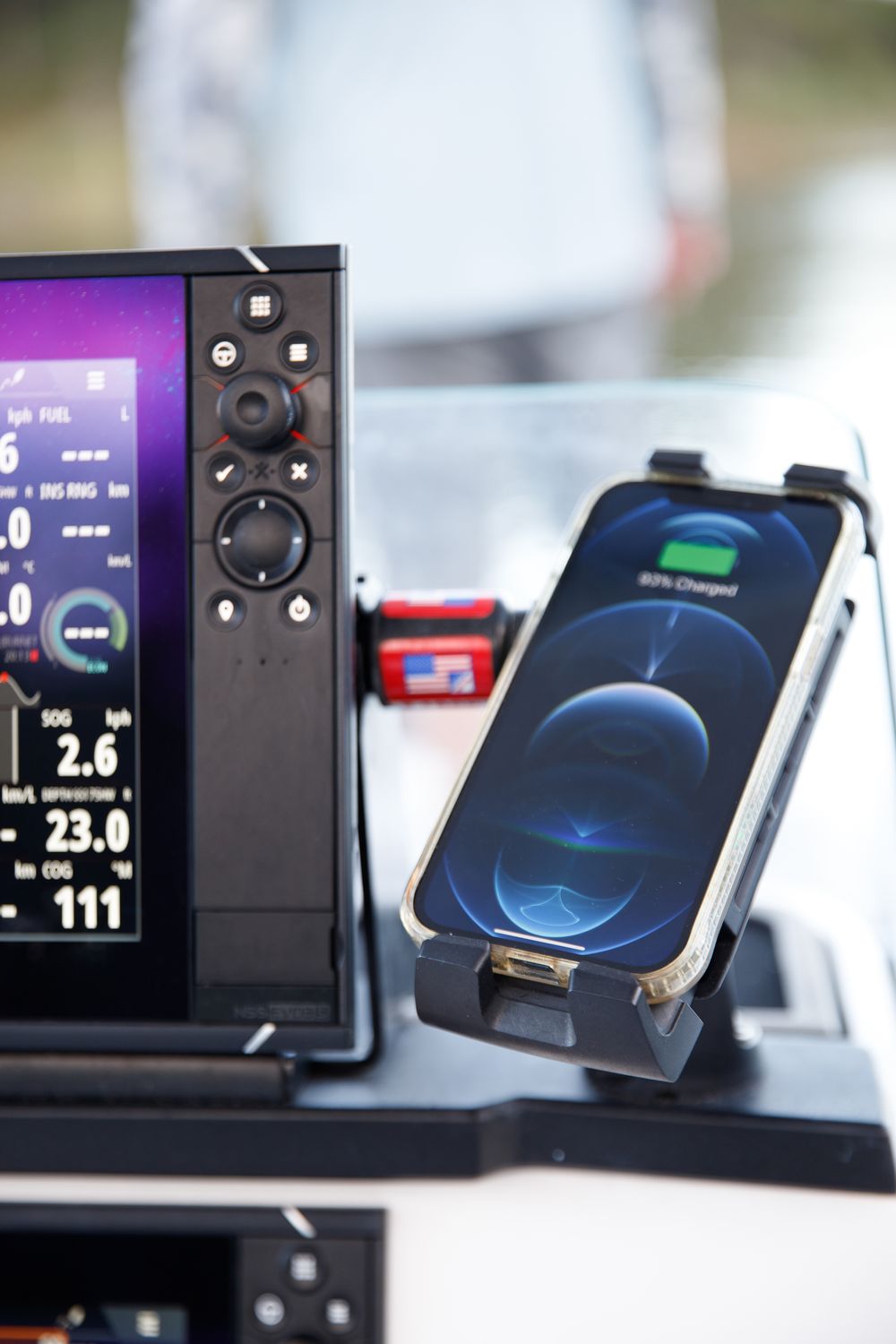 Scanstrut ROKK Ladegerät Edge SC-CW-05F mit Standfuss-Halterung für kabelloses Laden von Smartphones 12/24V 10W Ausgang max 2A wasserdicht nach IPX6