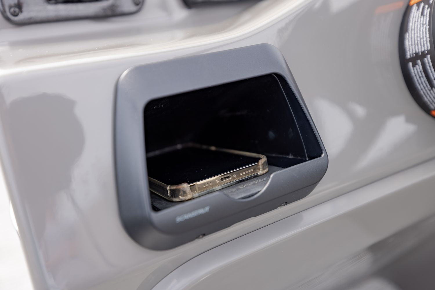 Scanstrut ROKK Ladegerät Nest SC-CW-06F Ablagefach längs zum Einlegen für kabelloses Laden von Smartphones 12/24V 10W Ausgang max 2A wasserdicht nach IPX6