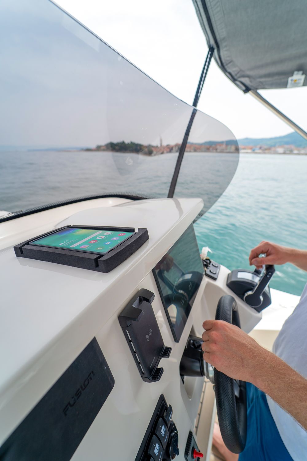 Scanstrut Ladegerät Catch SC-CW-08F Ladeschale für kabelloses Laden von Smartphones 10-30V Eingan 2A Ausgang 10W wasserdicht nach IPX6