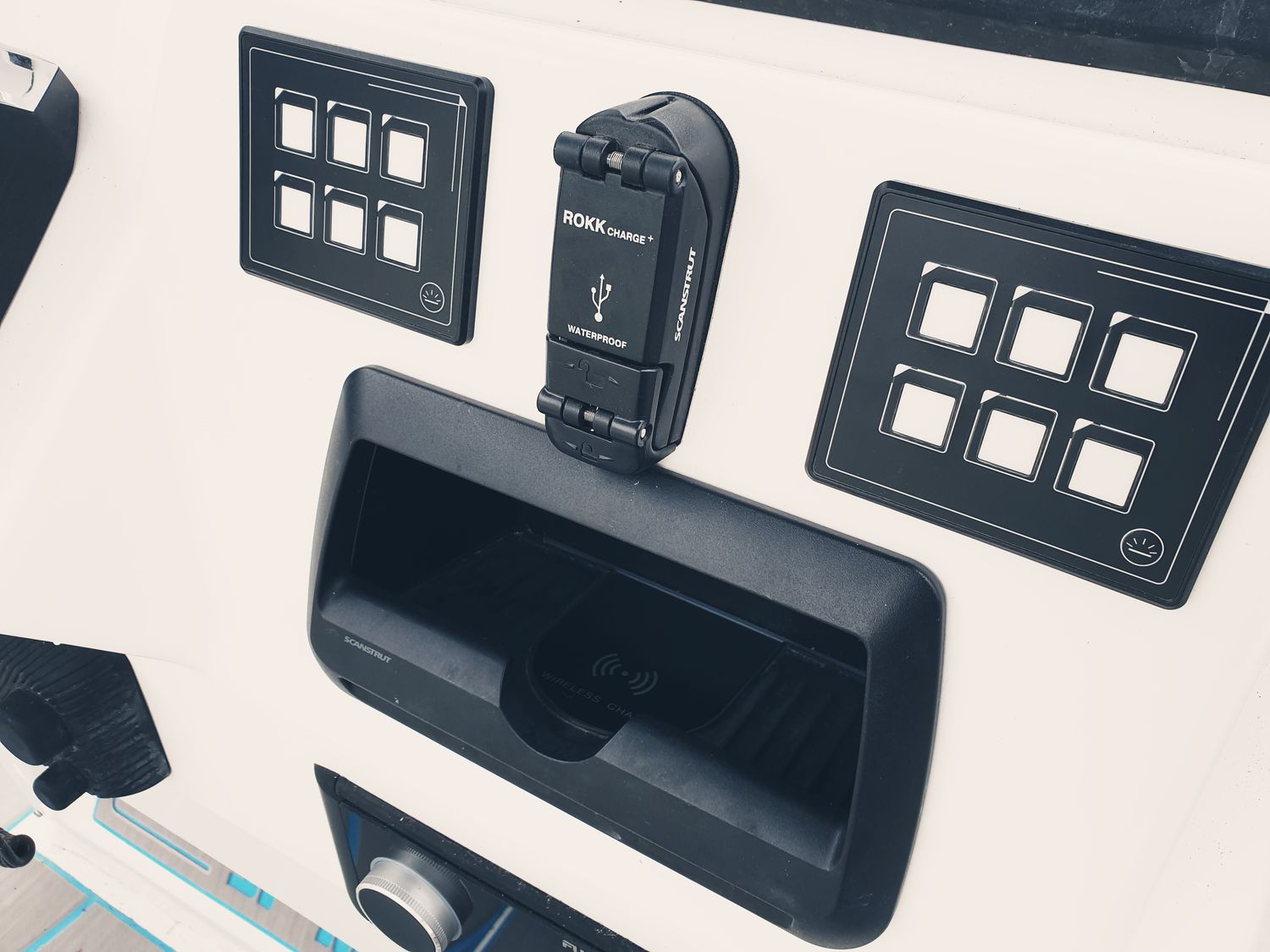 Scanstrut ROKK Ladegerät COVE SC-CW-09F Ablagefach quer zum Einlegen für kabelloses Laden von Smartphones 12/24V 10W Ausgang max 2A wasserdicht nach IPX6