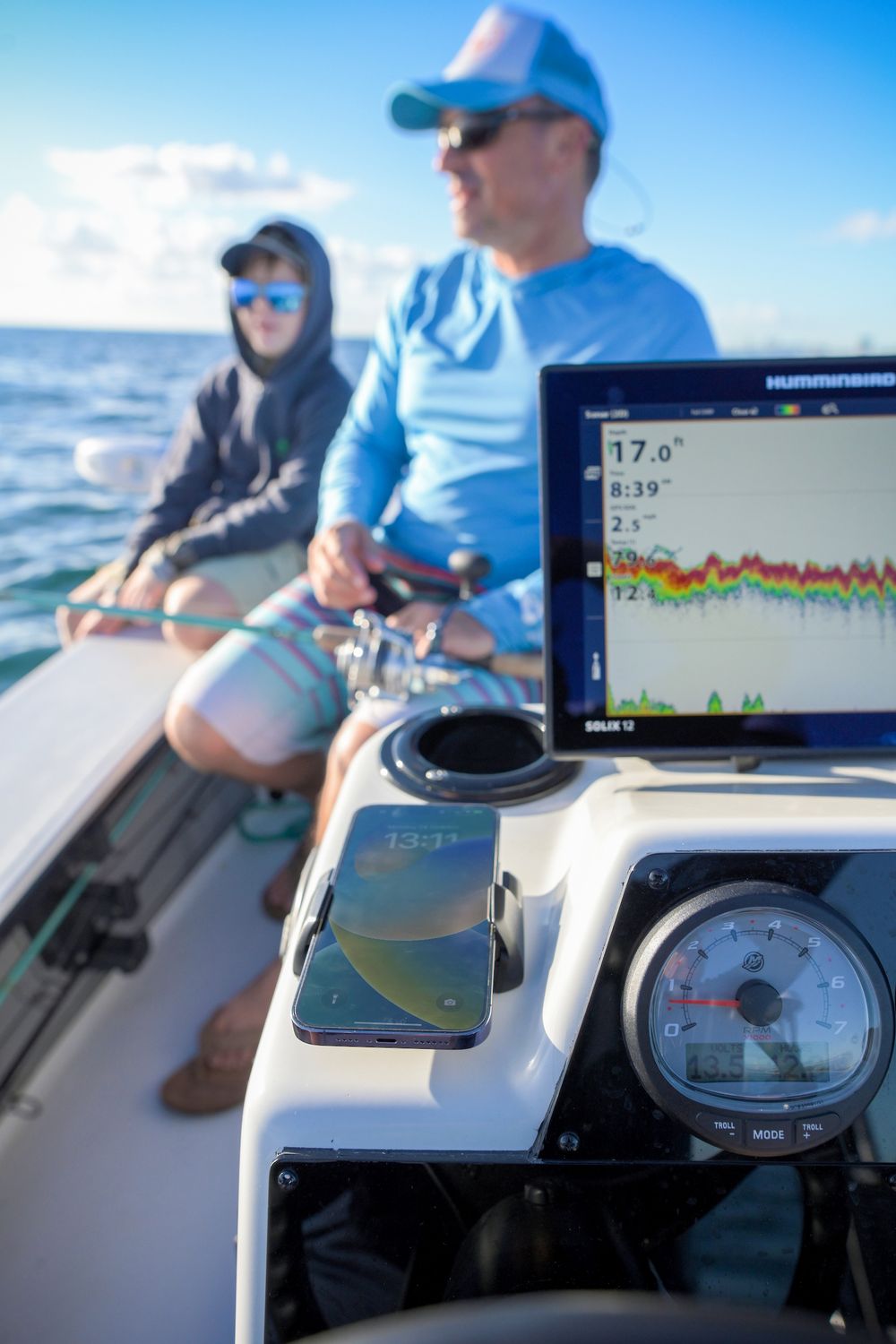 Scanstrut Ladegerät Nano SC-CW-11F zum Anbaufür kabelloses Laden von Smartphones mit Halterung 10-30V Einmgang  2A Ausgang 10W wasserdicht nach IPX6